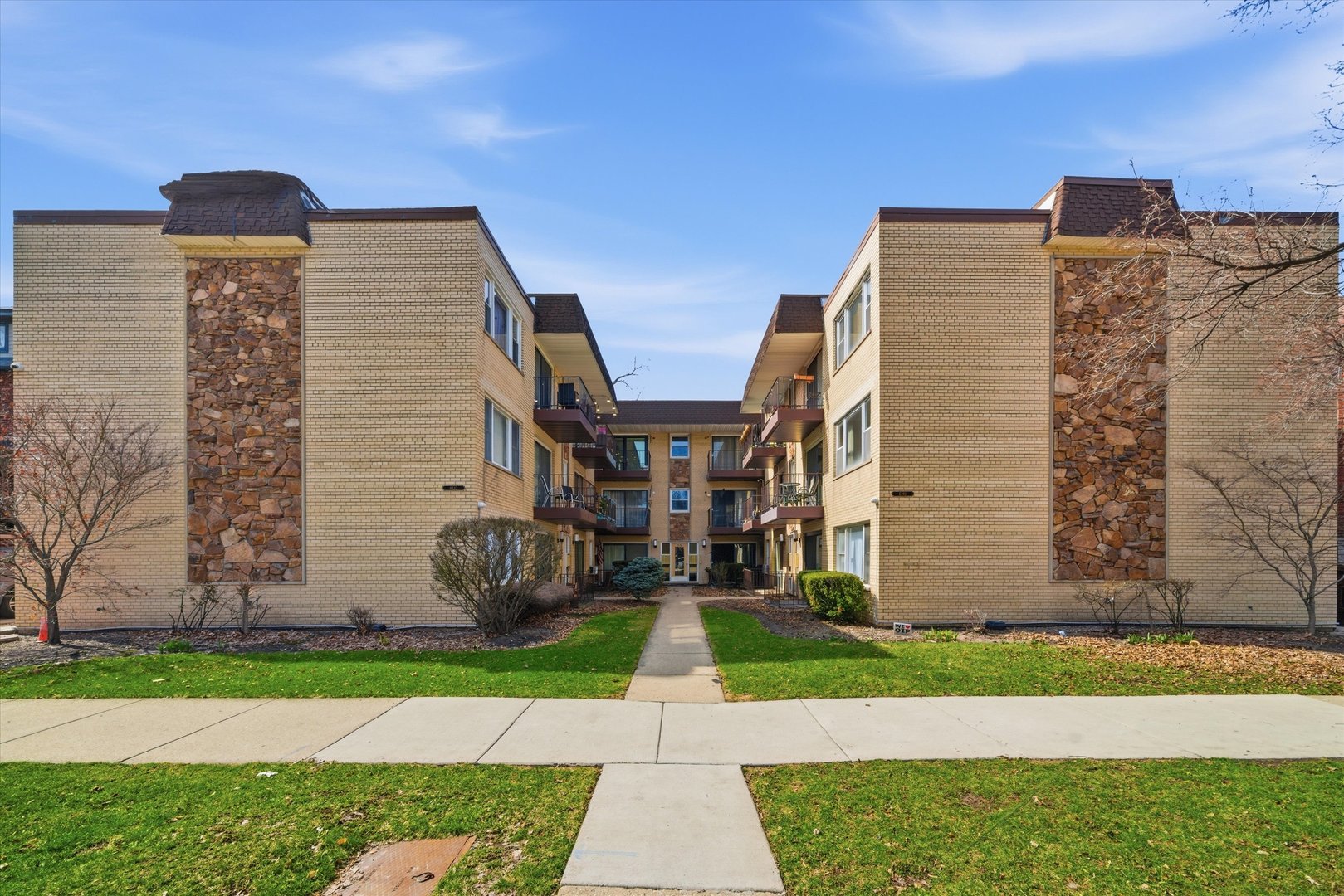 4340 N Keeler Avenue Unit: 1F