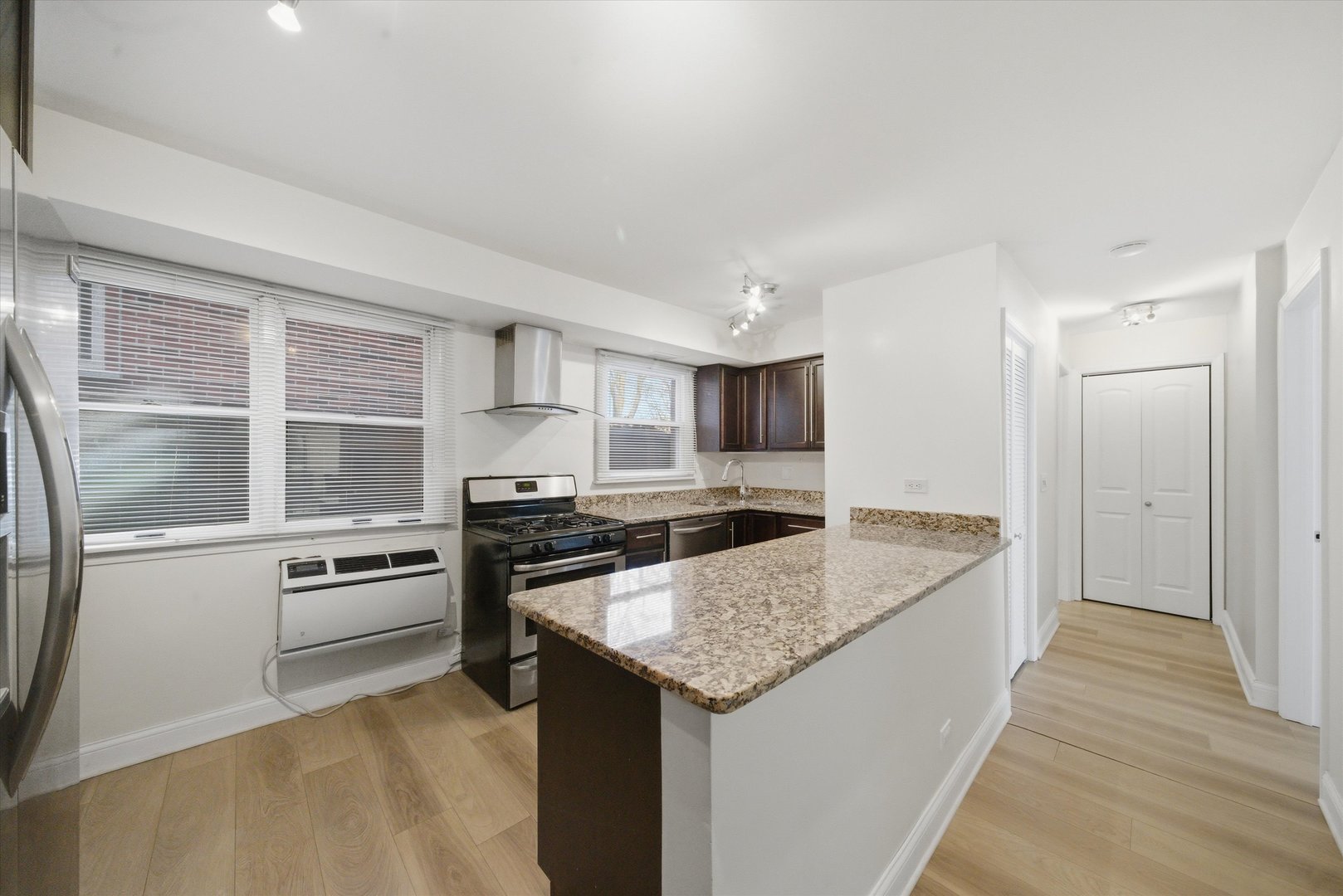 4340 N Keeler Avenue Unit: 1F