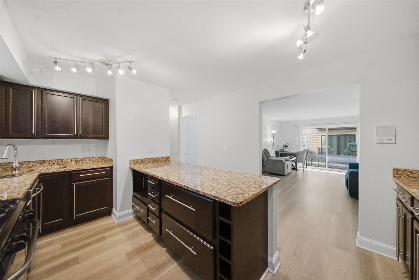 4340 N Keeler Avenue Unit: 1F