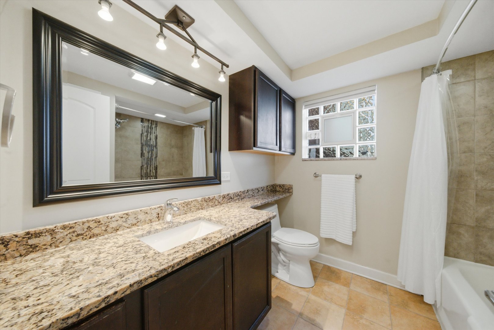 4340 N Keeler Avenue Unit: 1F