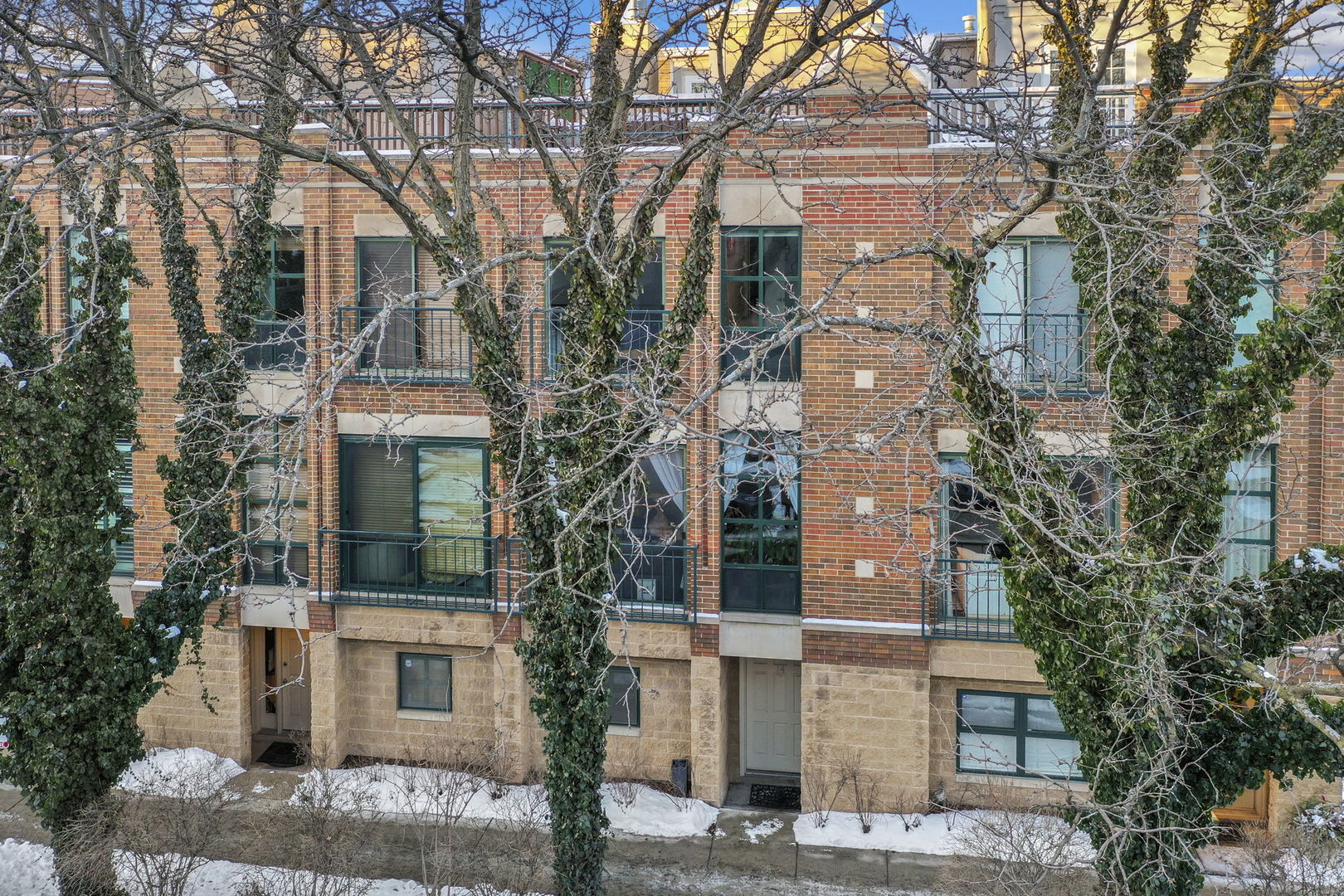 2501 N WAYNE Avenue Unit: 14