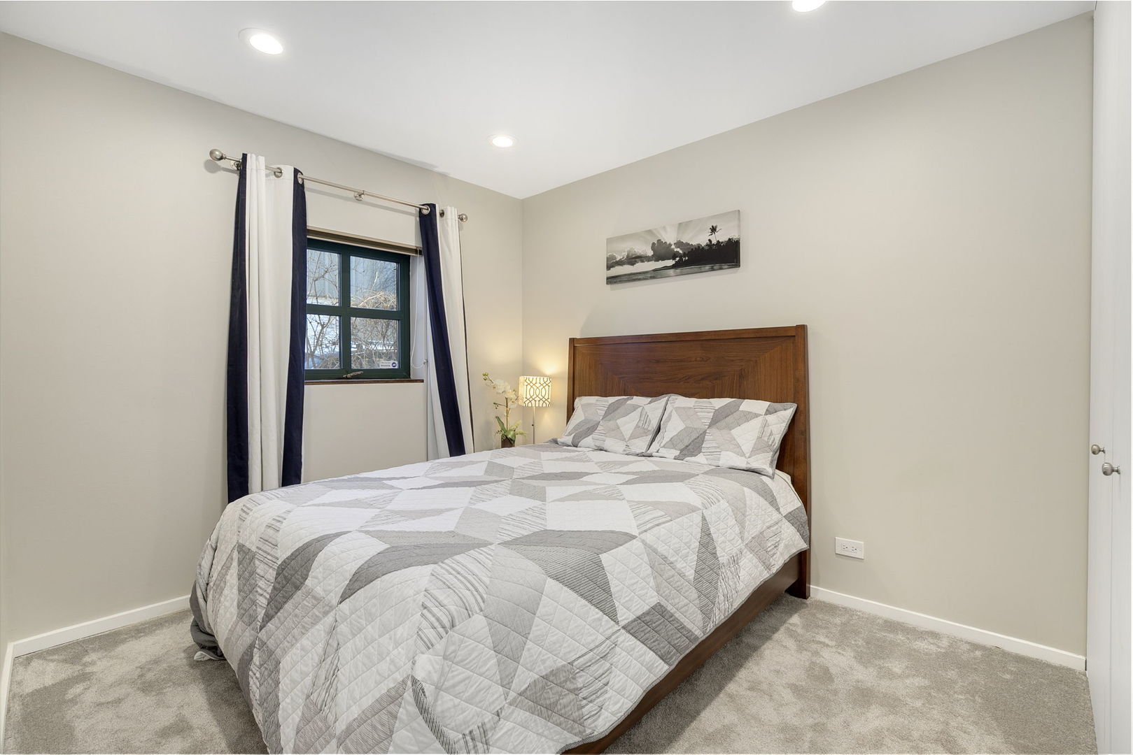 2501 N WAYNE Avenue Unit: 14