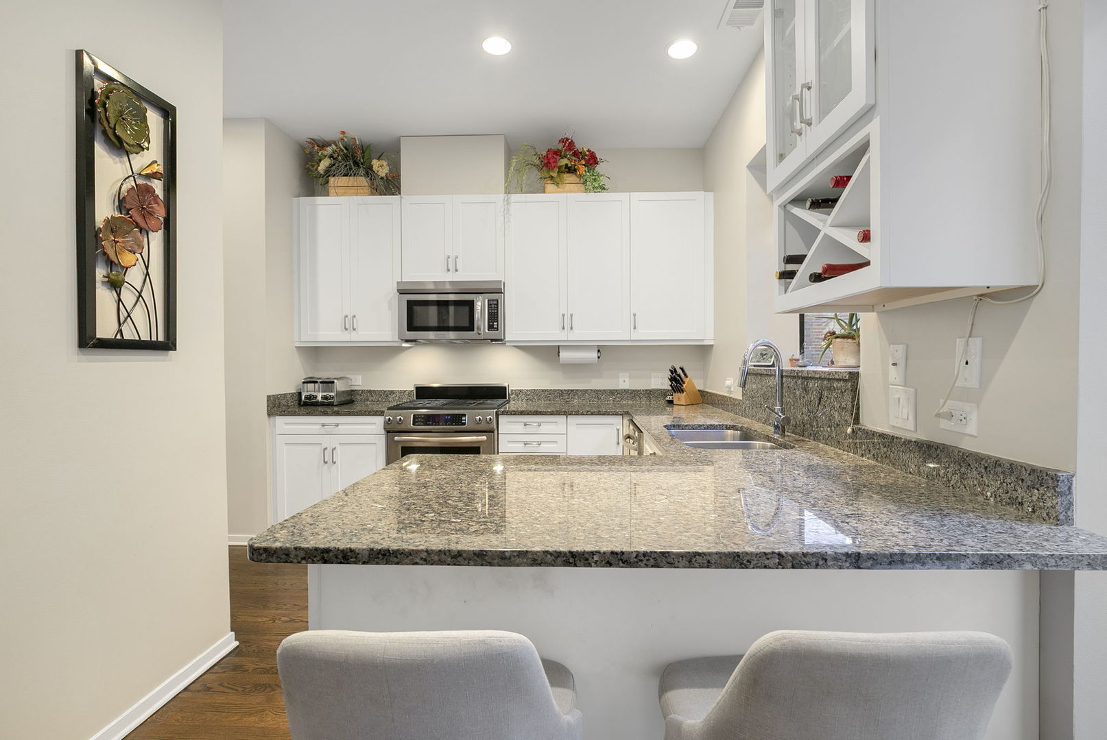 2501 N WAYNE Avenue Unit: 14