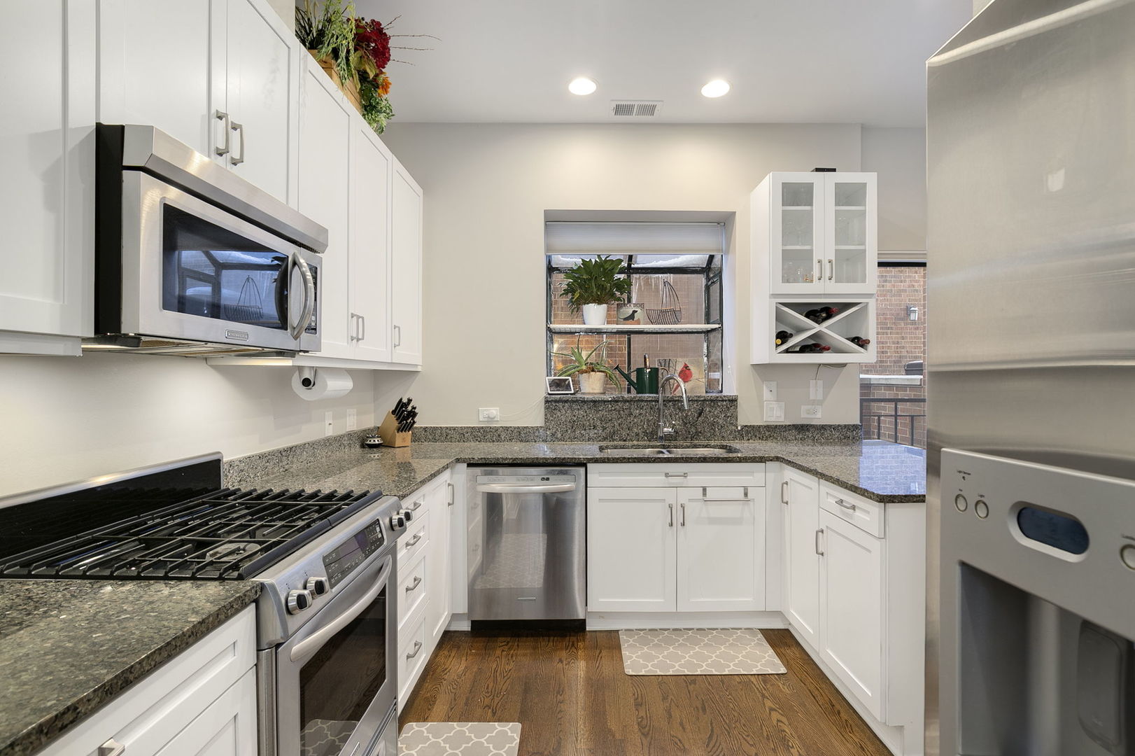 2501 N WAYNE Avenue Unit: 14