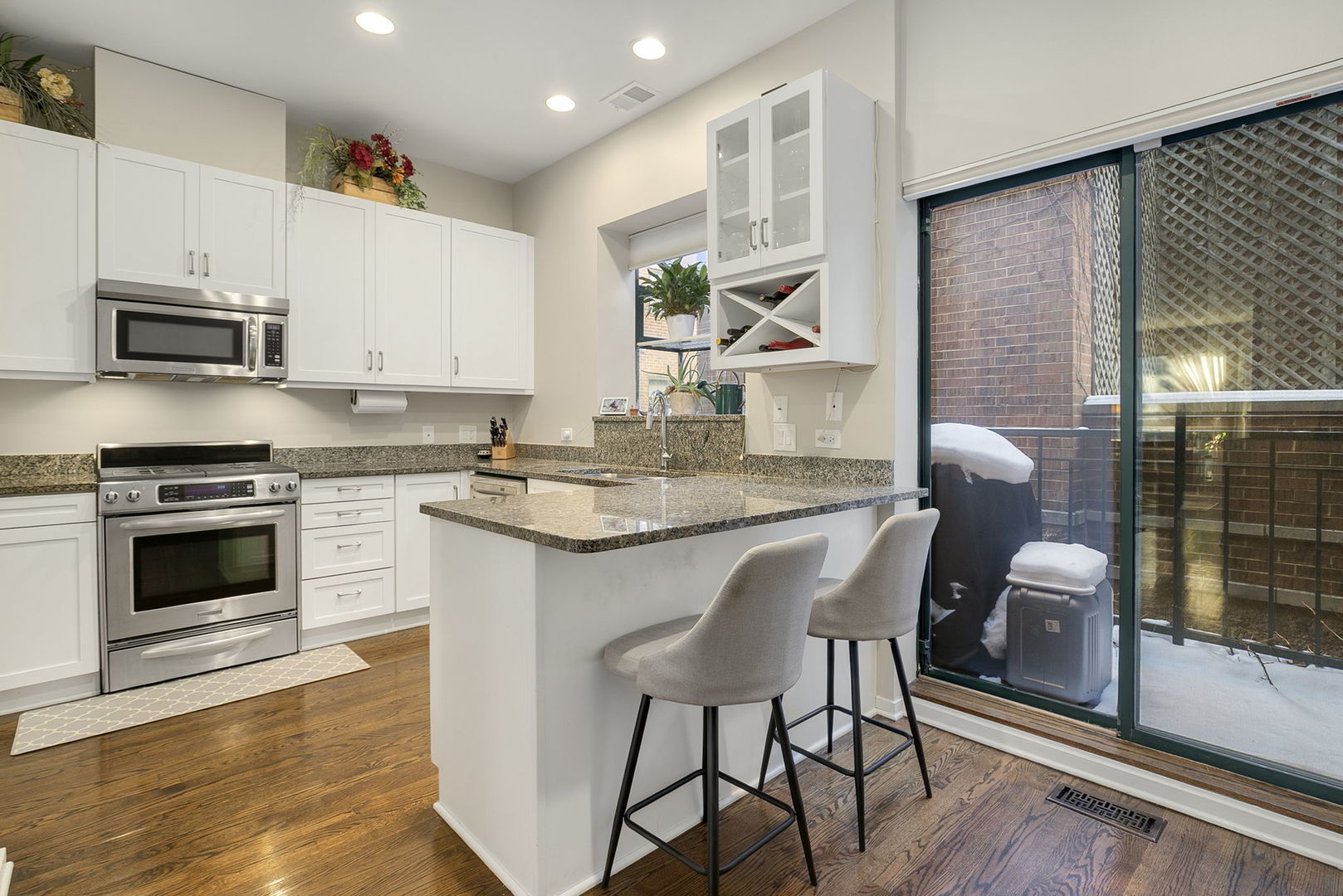 2501 N WAYNE Avenue Unit: 14
