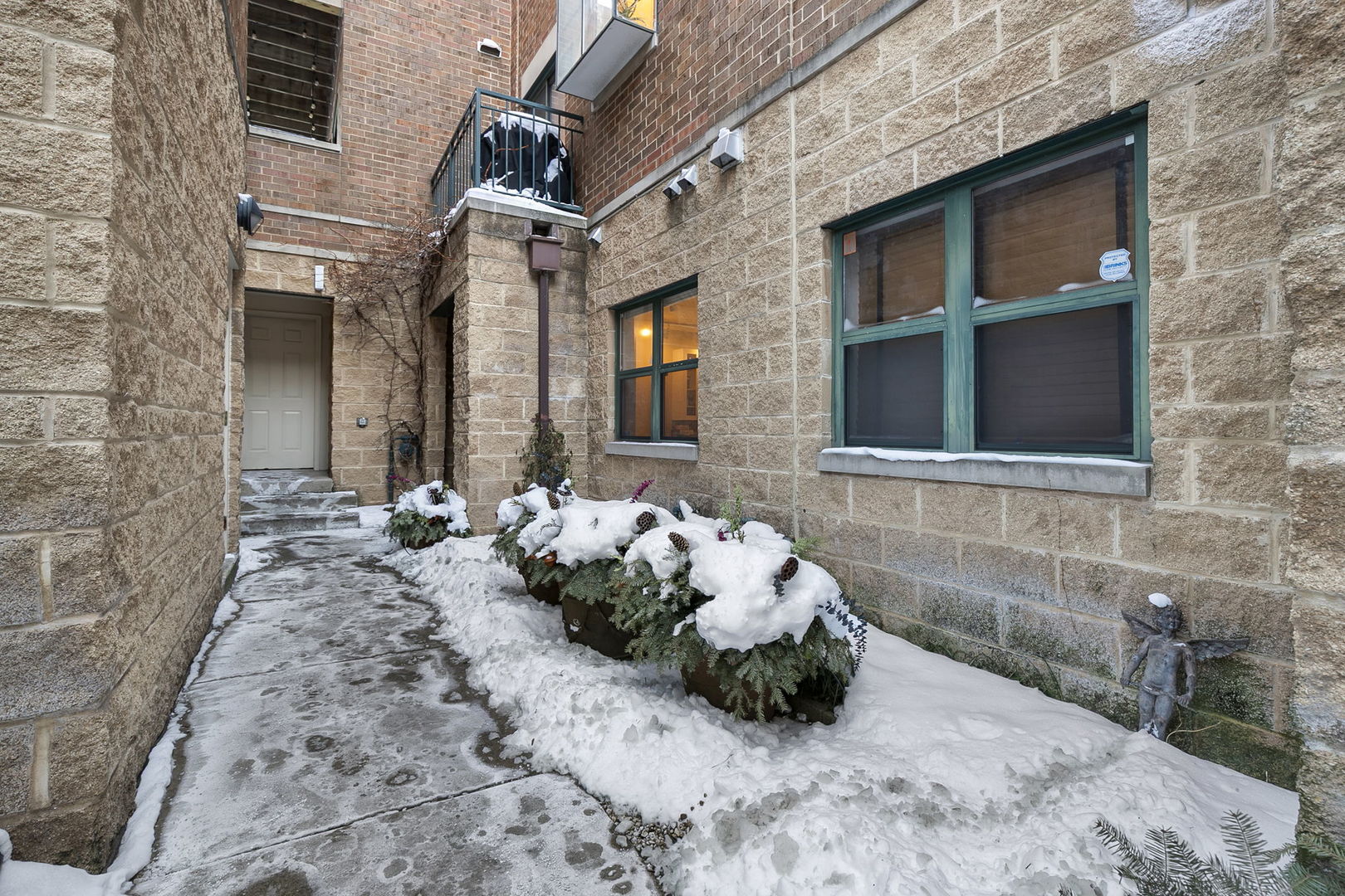 2501 N WAYNE Avenue Unit: 14