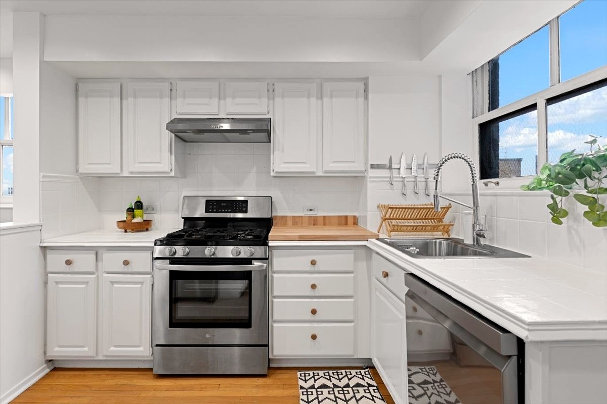 431 W Oakdale Avenue Unit: 13D