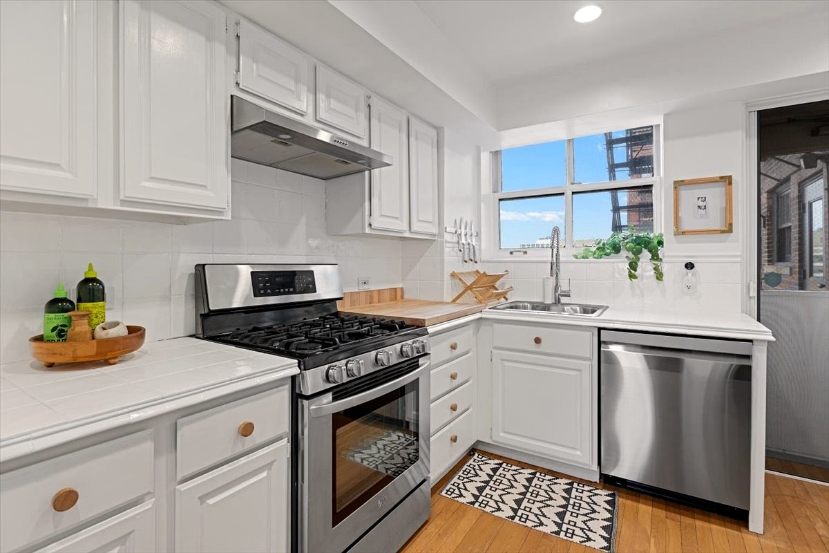 431 W Oakdale Avenue Unit: 13D