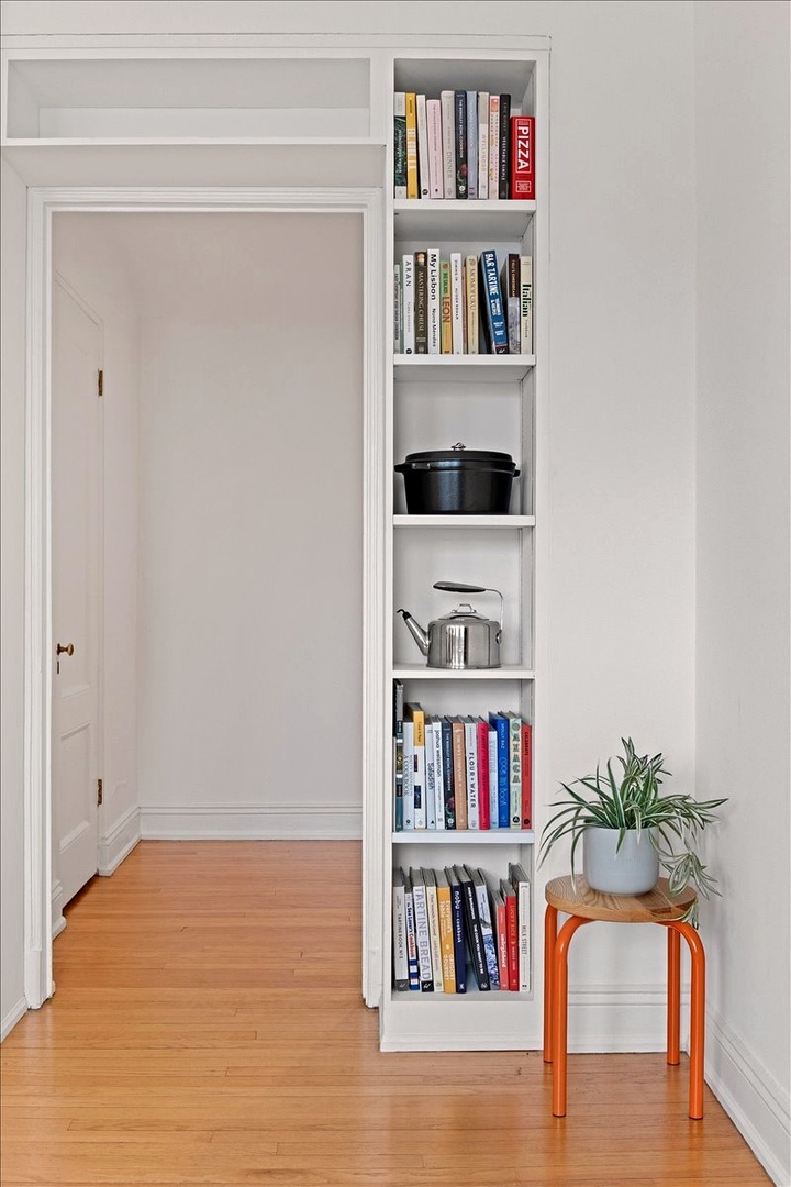 431 W Oakdale Avenue Unit: 13D