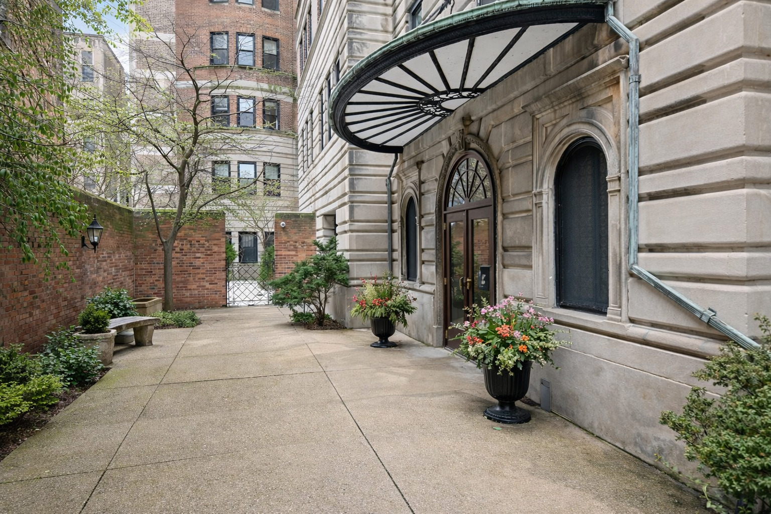 431 W Oakdale Avenue Unit: 13D