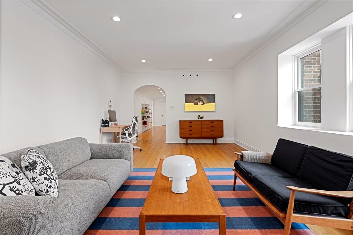 431 W Oakdale Avenue Unit: 13D