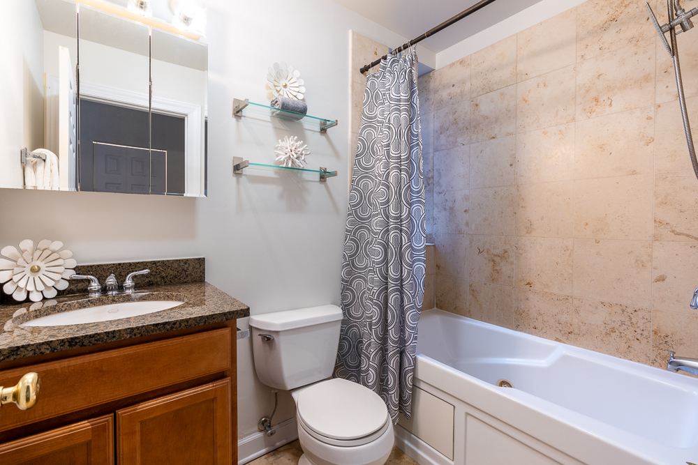 3335 W Byron Street Unit: 2