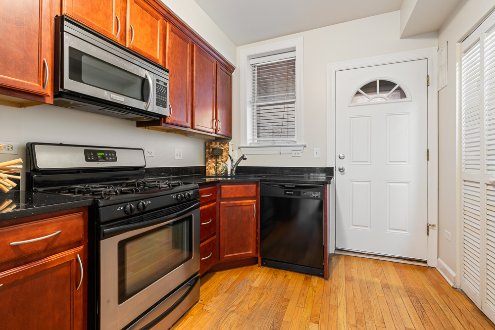 3335 W Byron Street Unit: 2