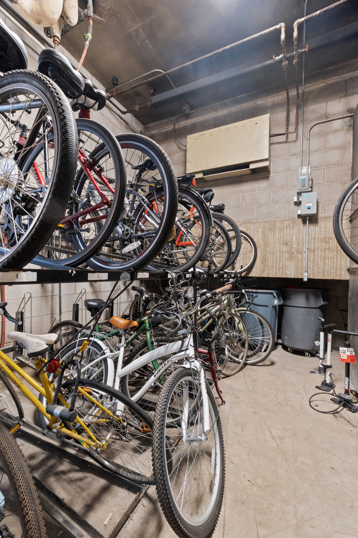 2728 N HAMPDEN Court Unit: 301