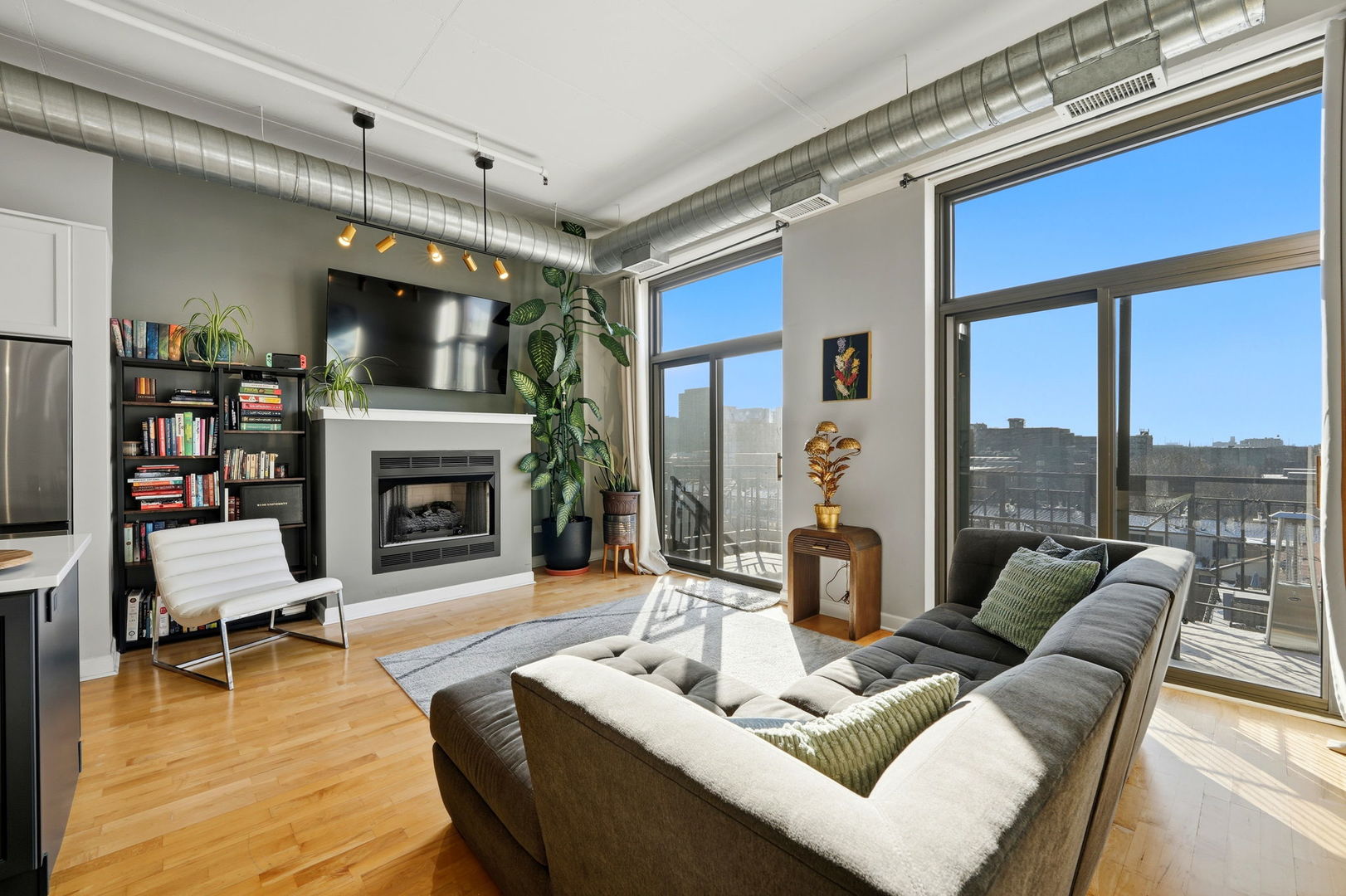 1301 W Madison Street Unit: 613