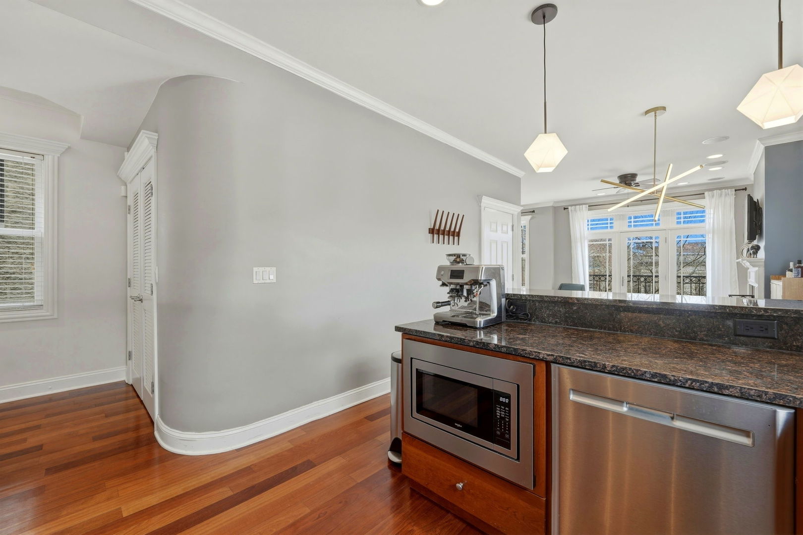 3537 N Reta Avenue Unit: 4