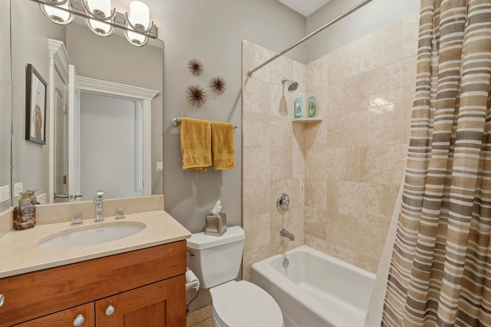 3537 N Reta Avenue Unit: 4