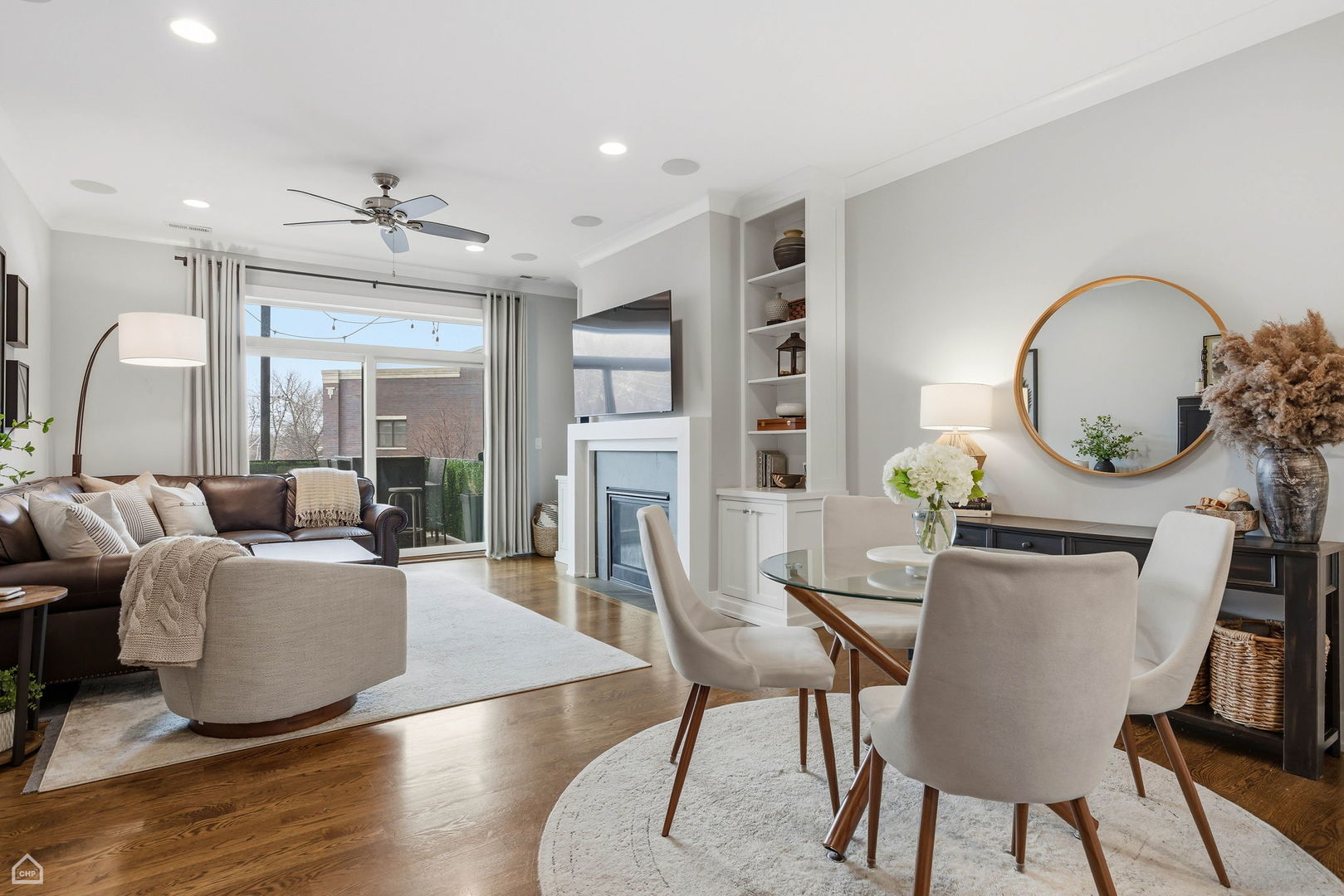 3047 N Oakley Avenue Unit: 301