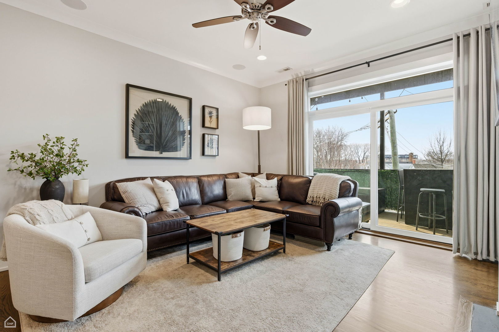 3047 N Oakley Avenue Unit: 301