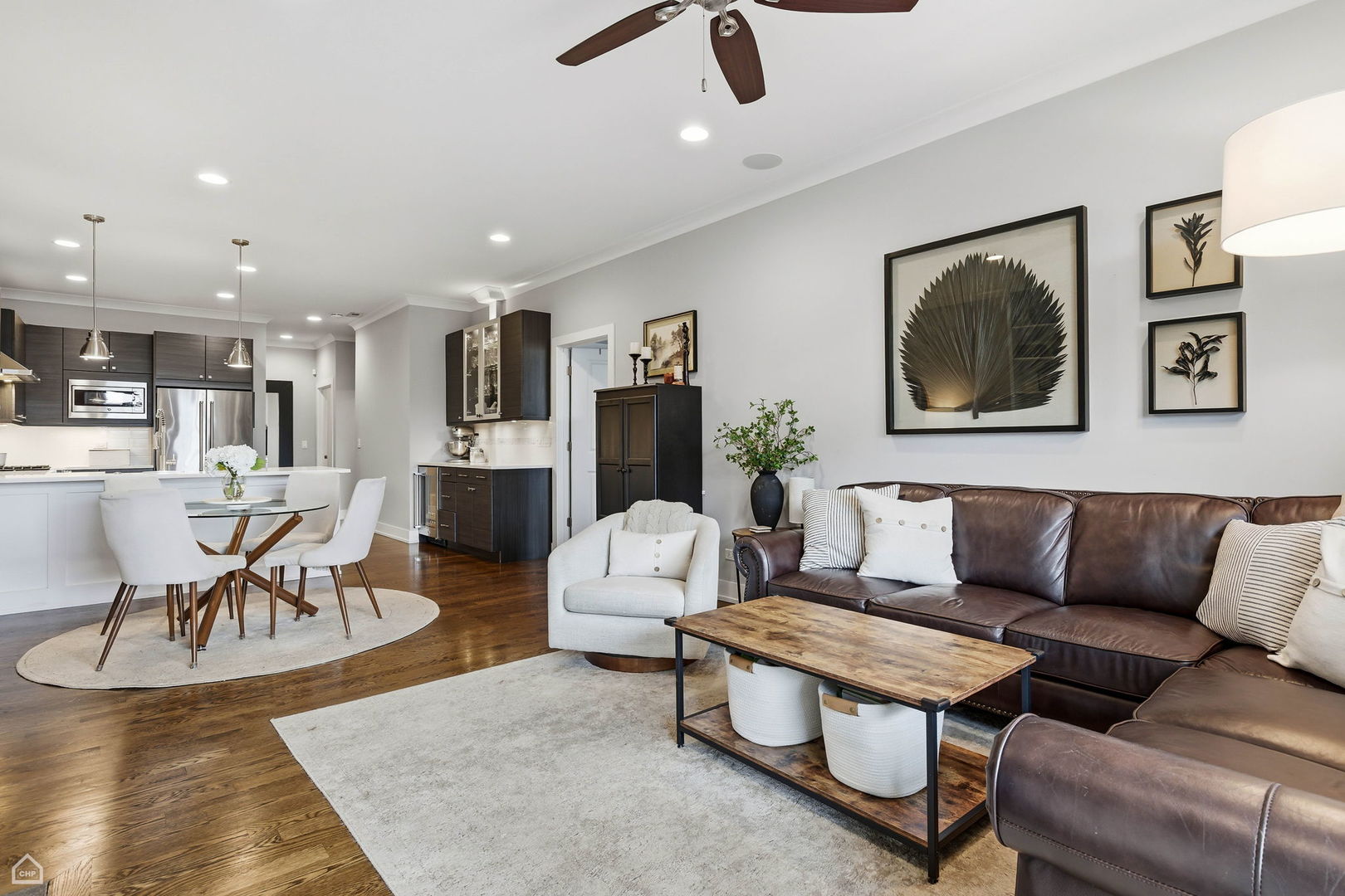 3047 N Oakley Avenue Unit: 301