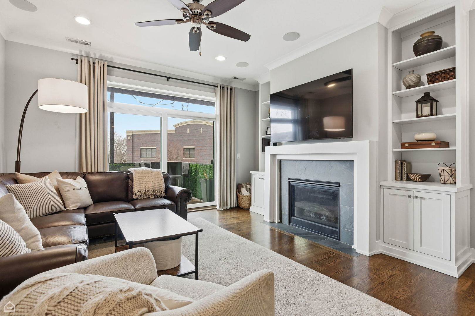 3047 N Oakley Avenue Unit: 301