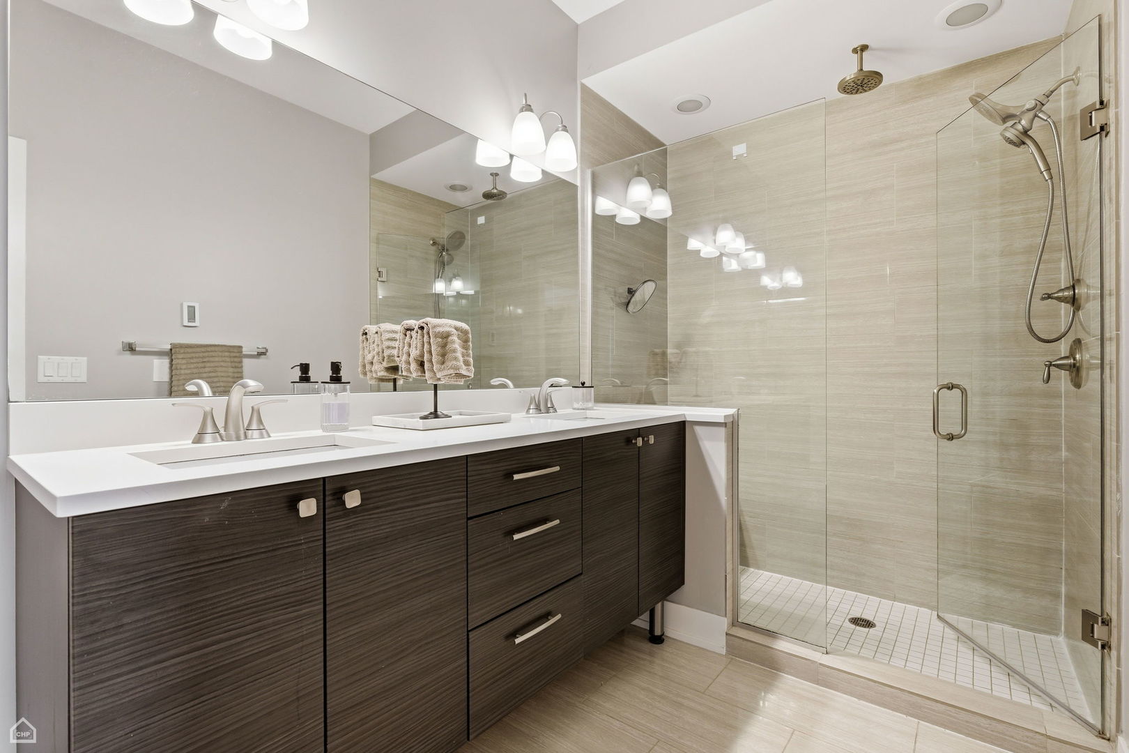 3047 N Oakley Avenue Unit: 301