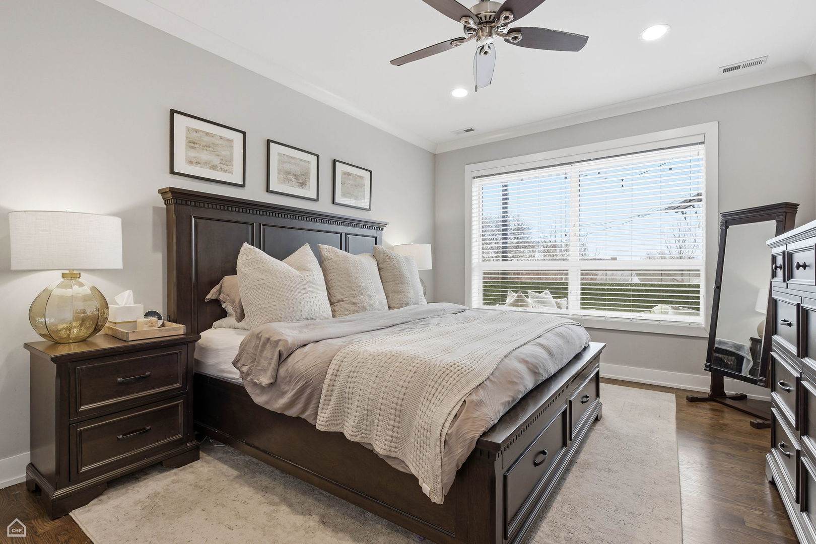 3047 N Oakley Avenue Unit: 301