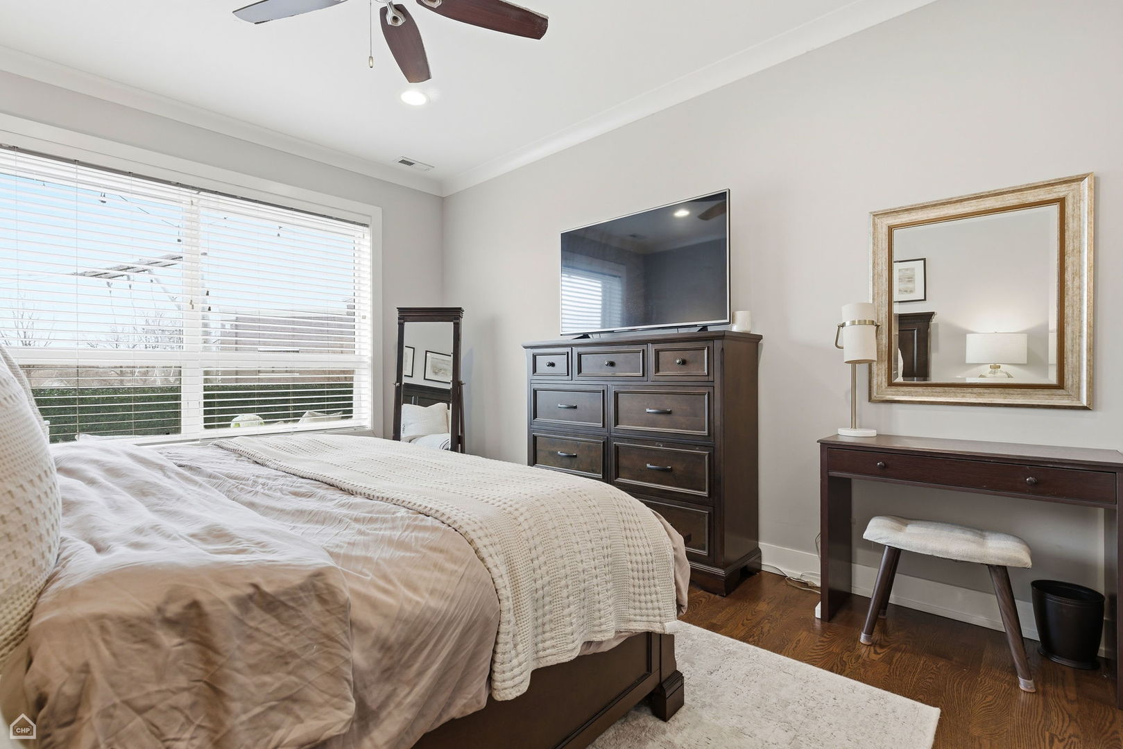 3047 N Oakley Avenue Unit: 301