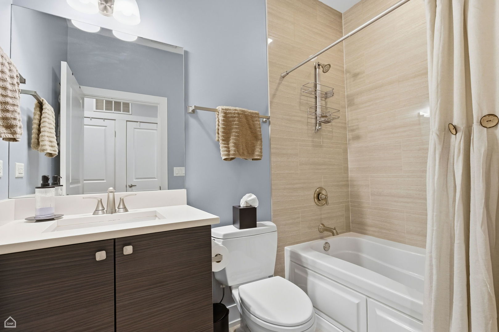 3047 N Oakley Avenue Unit: 301