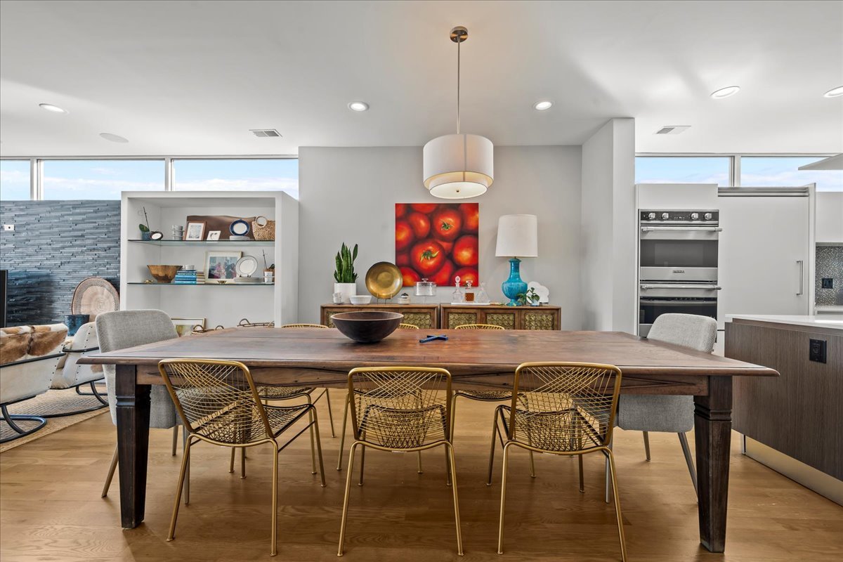 2910 N Sheffield Avenue Unit: 301