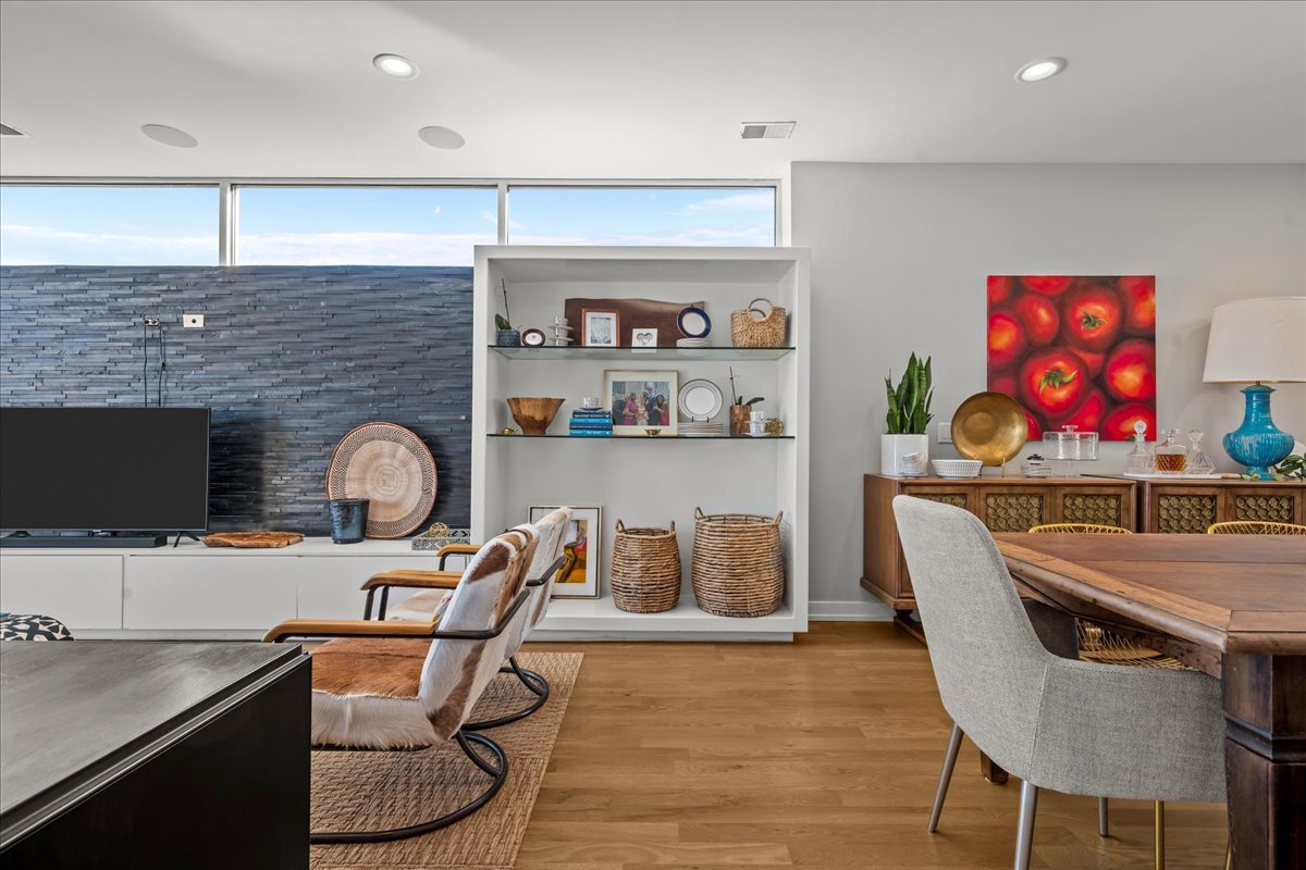 2910 N Sheffield Avenue Unit: 301