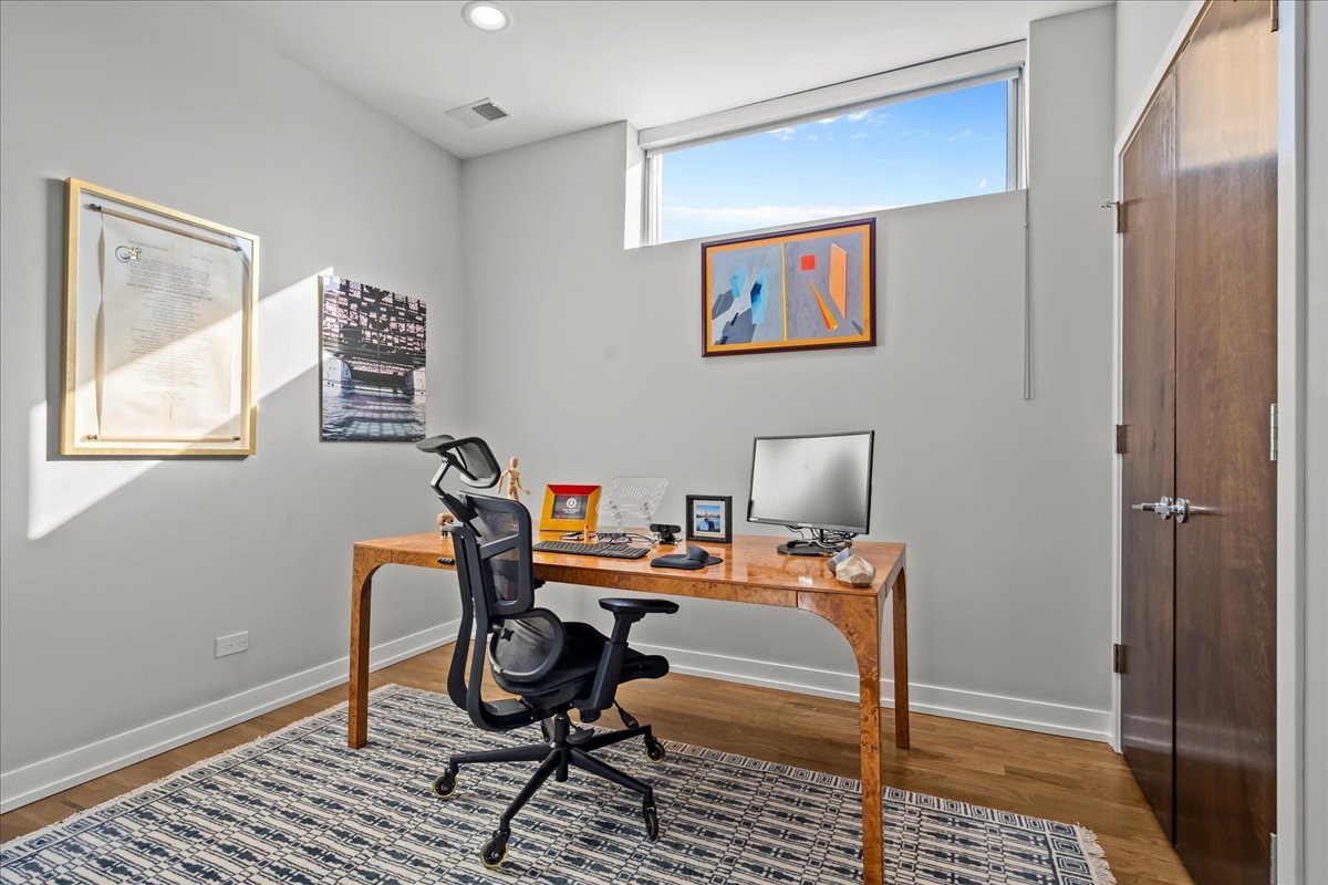 2910 N Sheffield Avenue Unit: 301