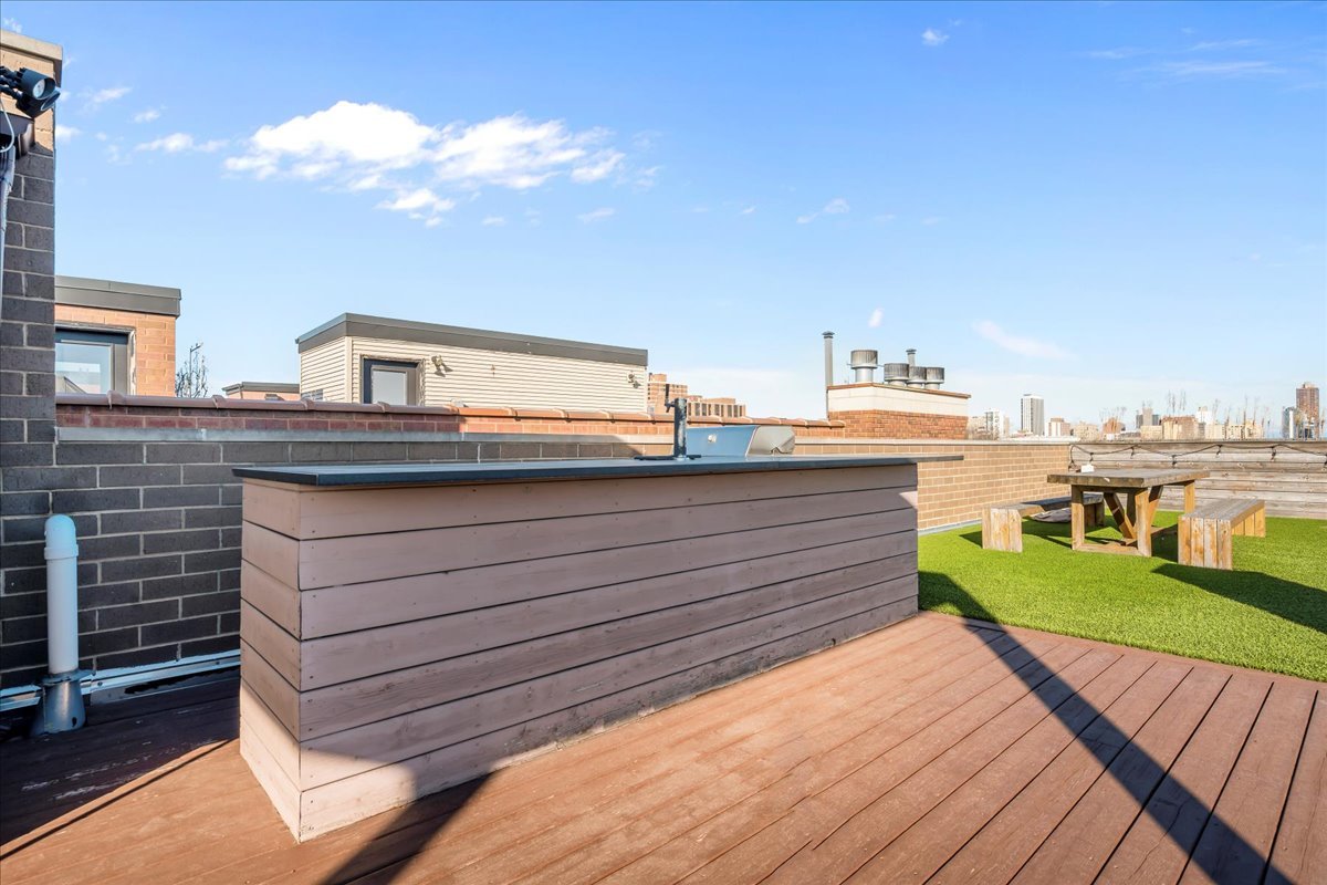 2910 N Sheffield Avenue Unit: 301