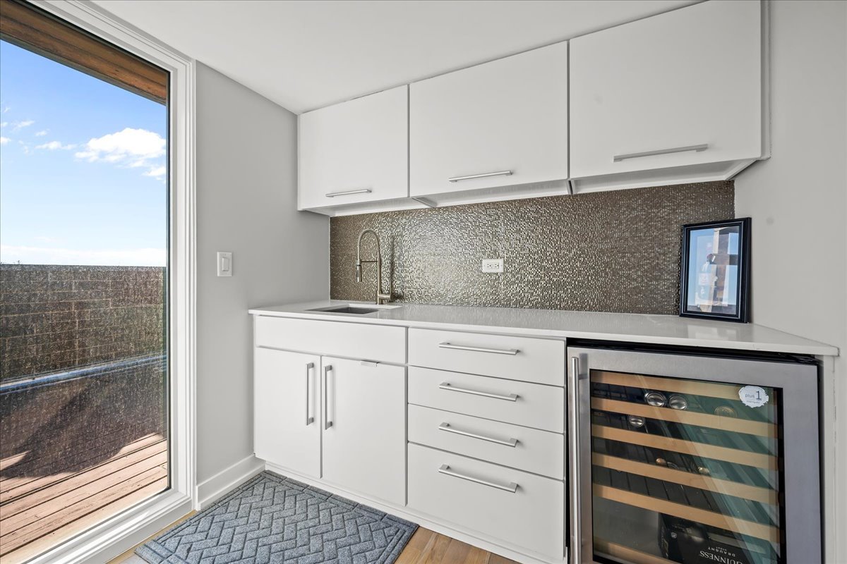 2910 N Sheffield Avenue Unit: 301
