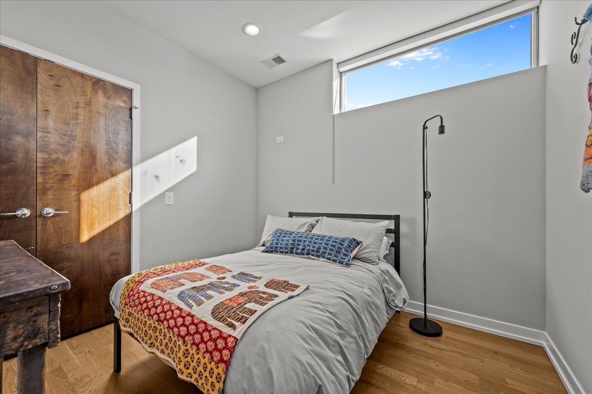 2910 N Sheffield Avenue Unit: 301