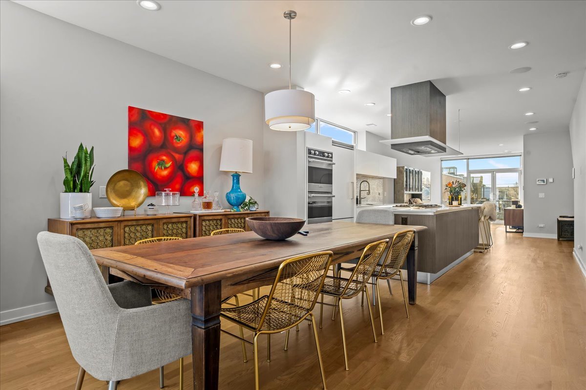 2910 N Sheffield Avenue Unit: 301
