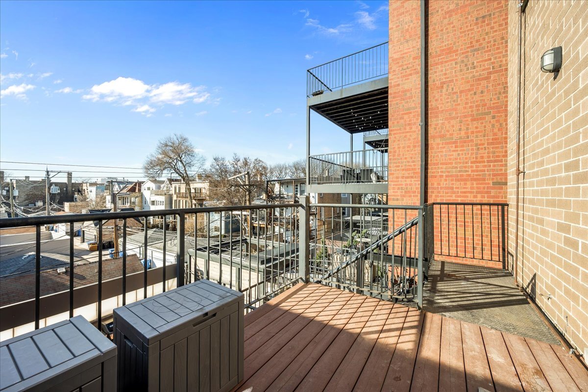 2910 N Sheffield Avenue Unit: 301