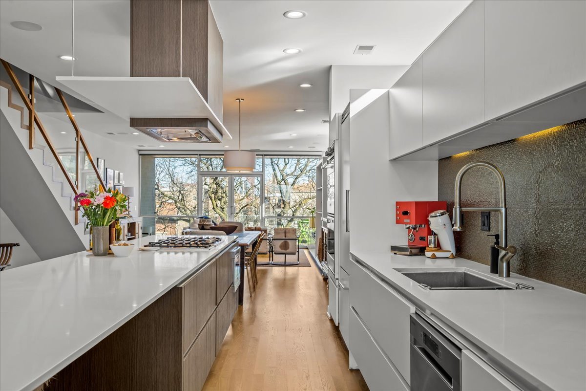 2910 N Sheffield Avenue Unit: 301