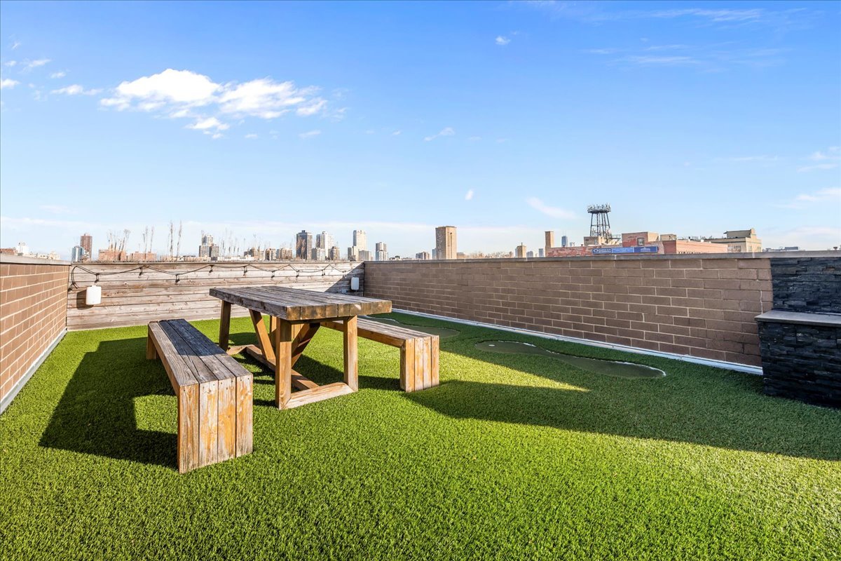2910 N Sheffield Avenue Unit: 301