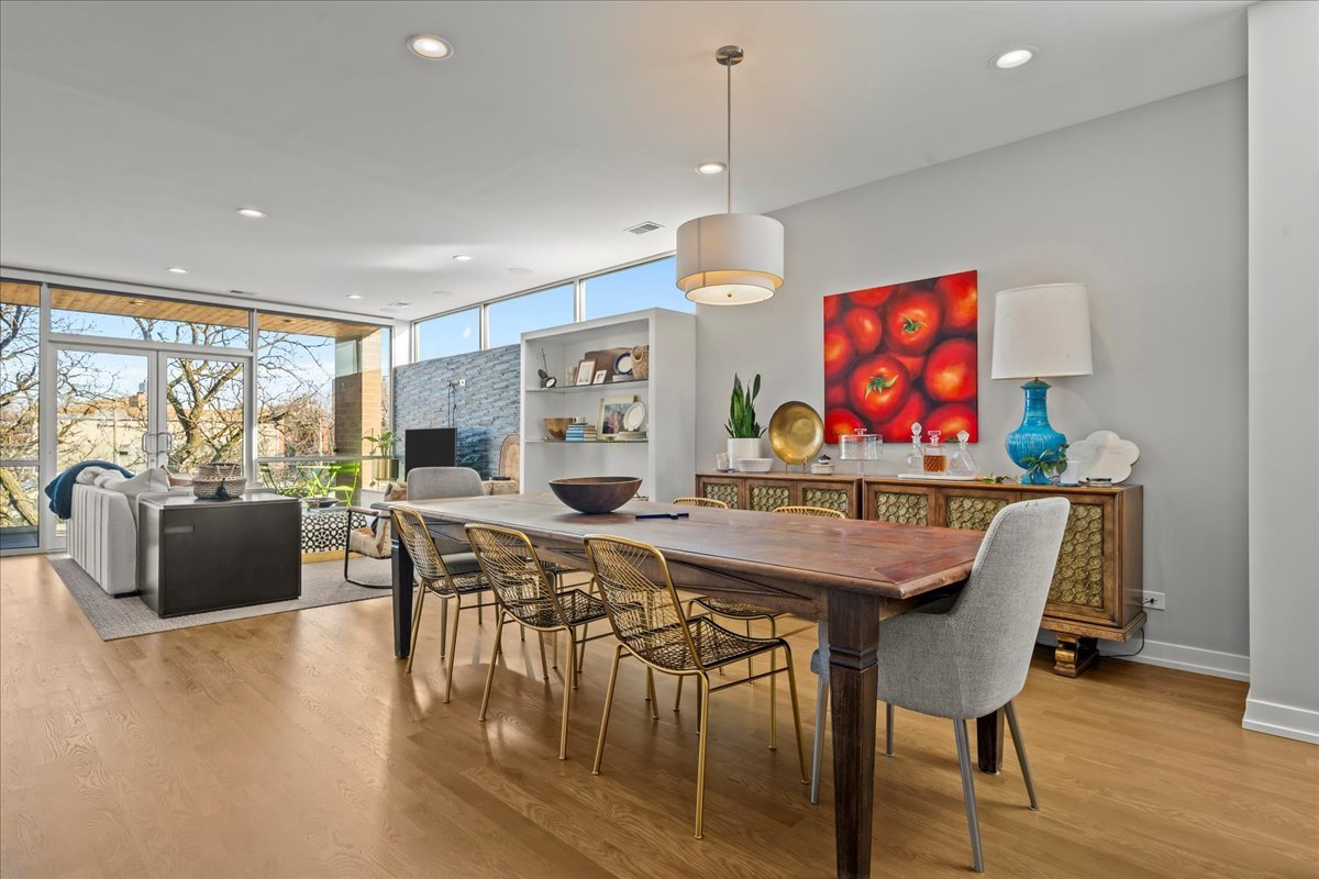 2910 N Sheffield Avenue Unit: 301