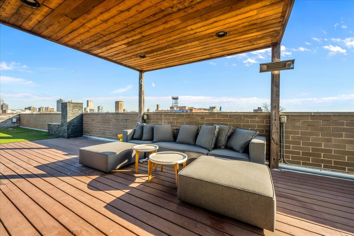 2910 N Sheffield Avenue Unit: 301
