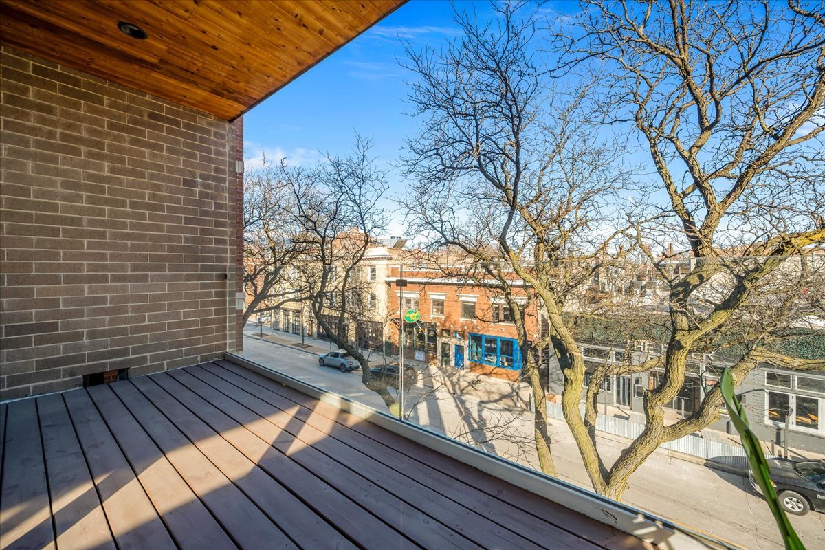 2910 N Sheffield Avenue Unit: 301
