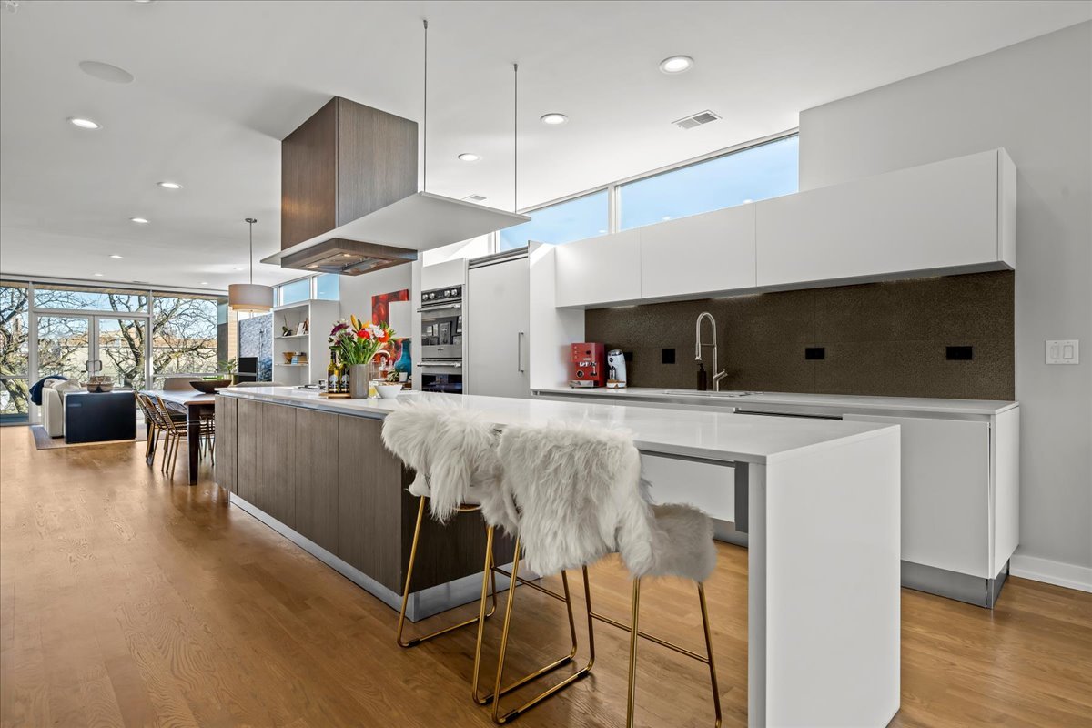 2910 N Sheffield Avenue Unit: 301