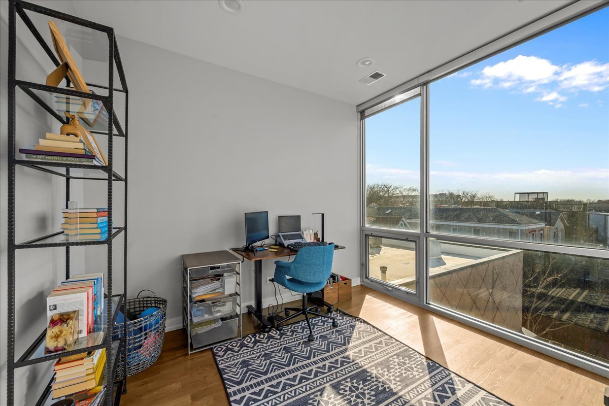 2910 N Sheffield Avenue Unit: 301