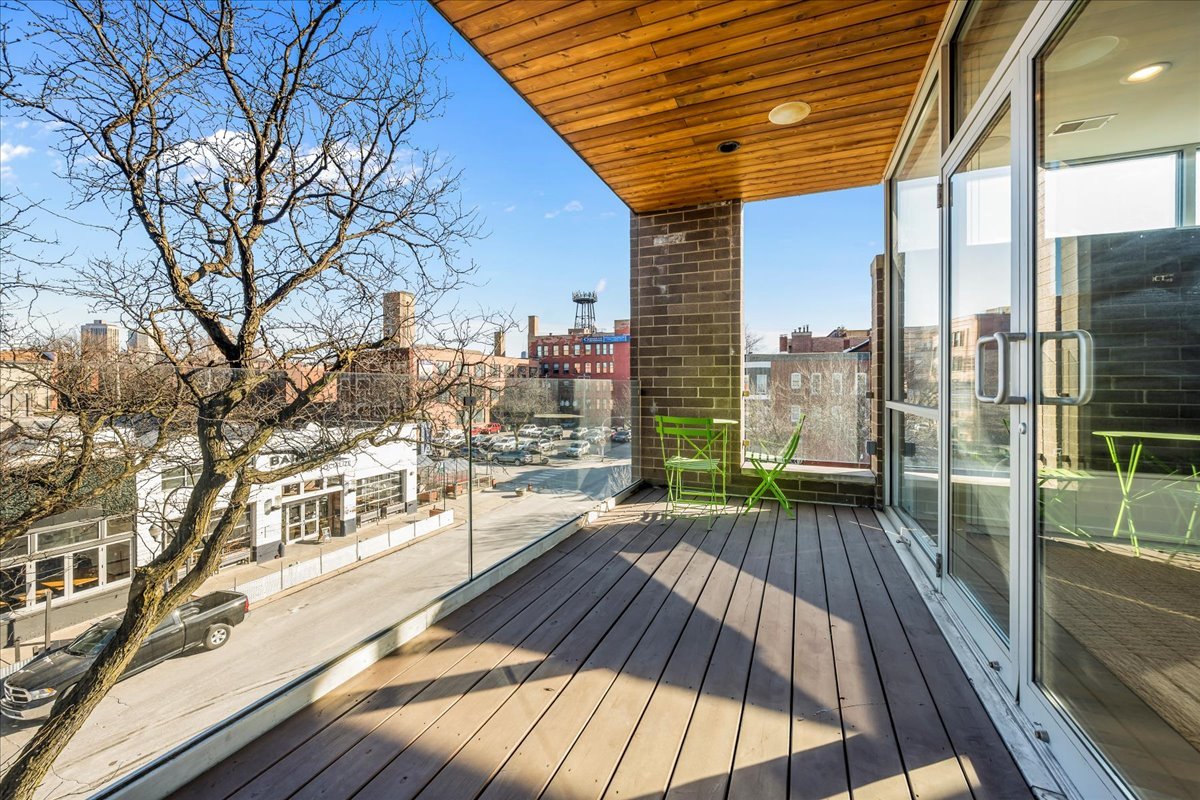 2910 N Sheffield Avenue Unit: 301