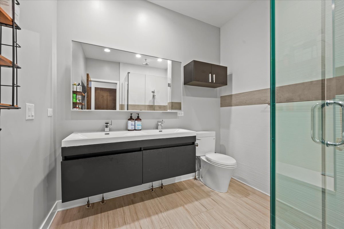 2910 N Sheffield Avenue Unit: 301