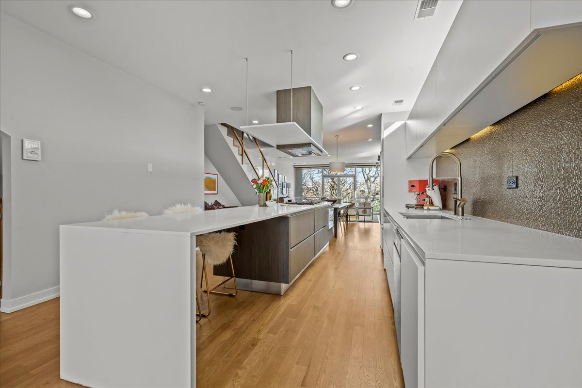 2910 N Sheffield Avenue Unit: 301