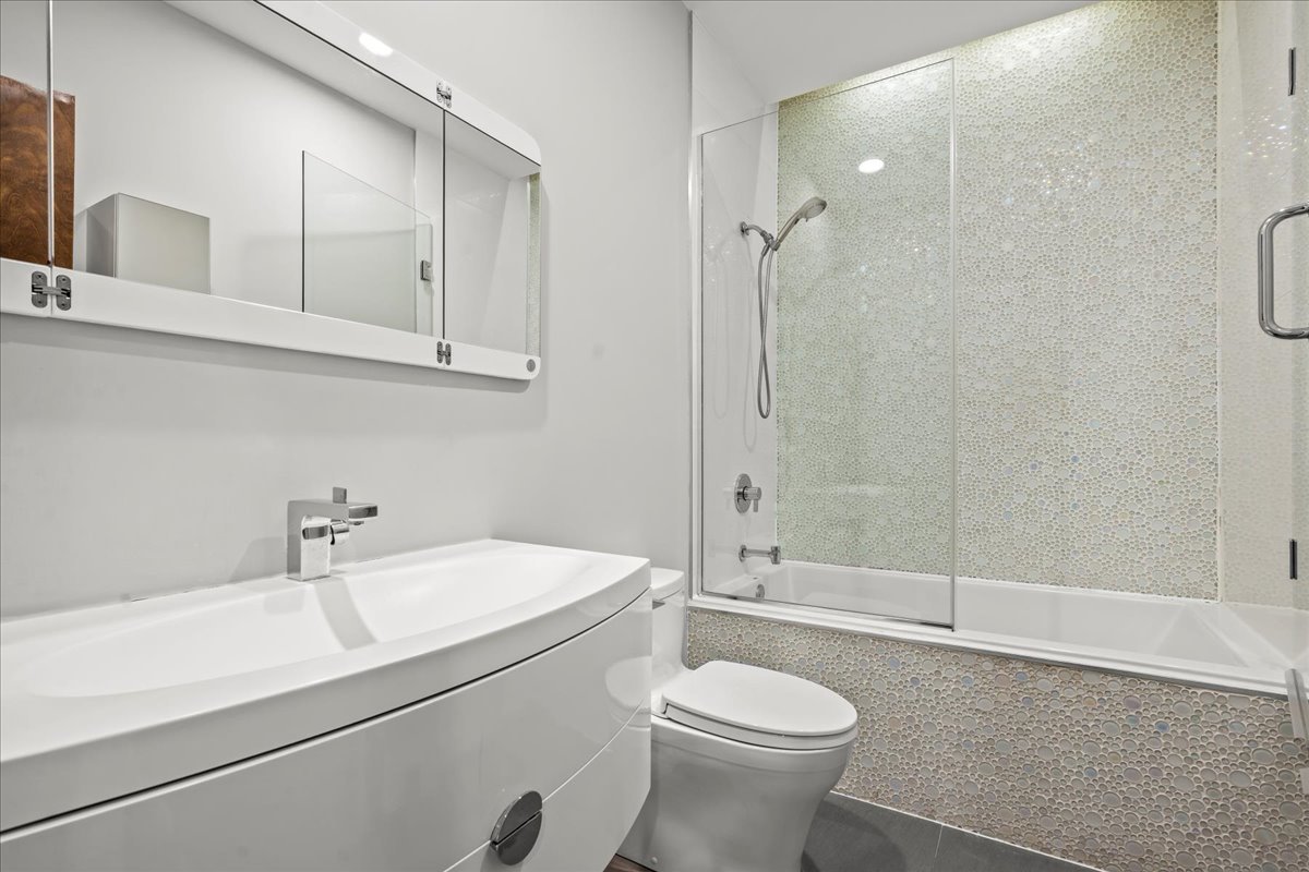 2910 N Sheffield Avenue Unit: 301