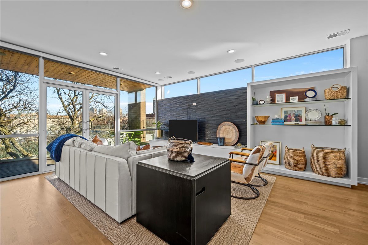 2910 N Sheffield Avenue Unit: 301