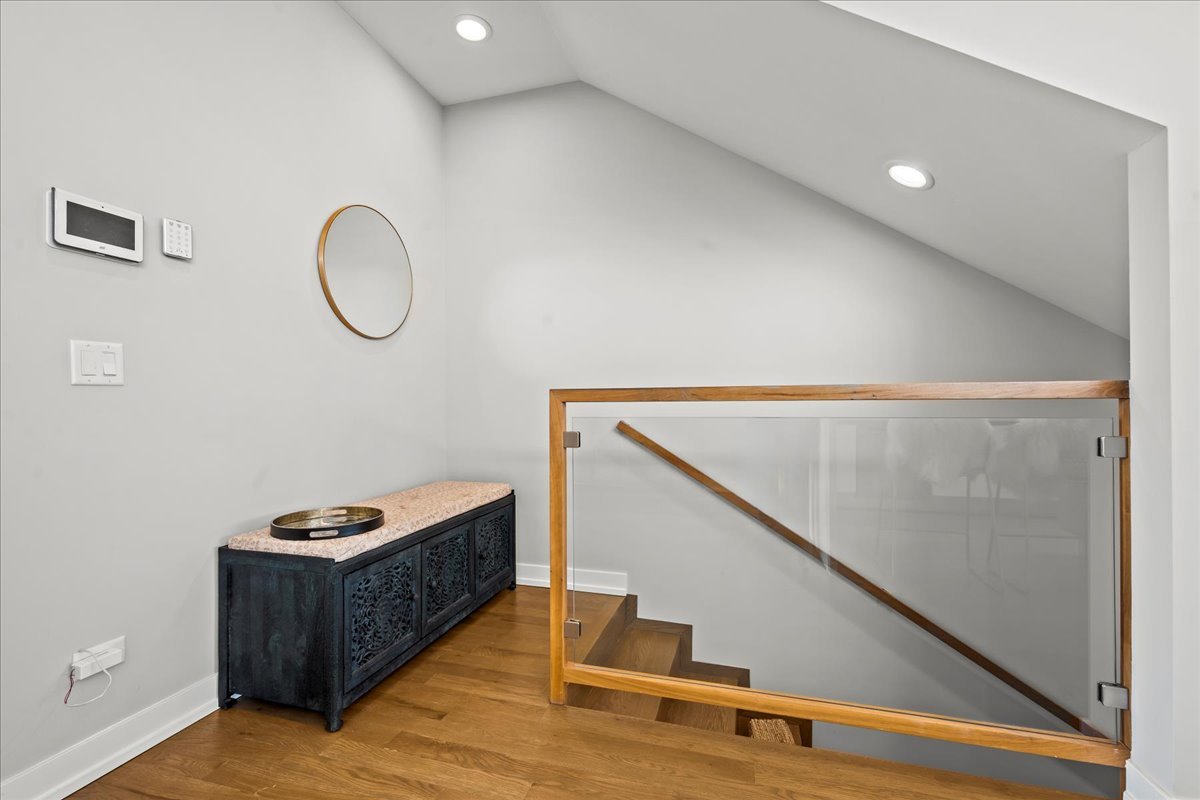 2910 N Sheffield Avenue Unit: 301
